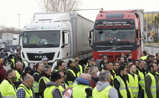 Government says police escorts are the solution to 'illegal' hauliers’ strike in Spain