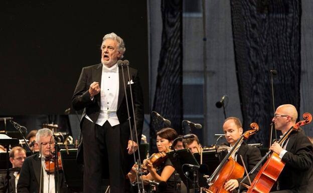 Plácido Domingo during a concert in Hungary 