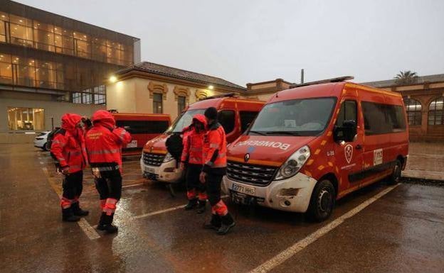 Malaga firefighters take equipment to their counterparts in Ukraine, before returning with refugees