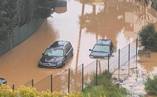 Marbella stream floods road forcing residents to use boat to access their properties