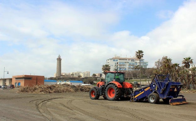 Estepona gets its beaches in tip-top condition ready for Easter holidaymakers