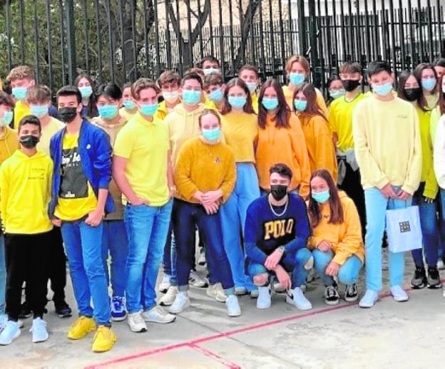 Students at the British College during the Blue and Yellow Day. / SUR