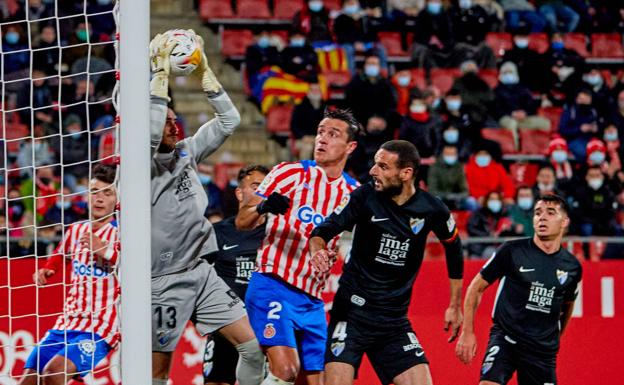 Malaga goalkeeper Dani Martín collects the ball. /AGENCIA LOF