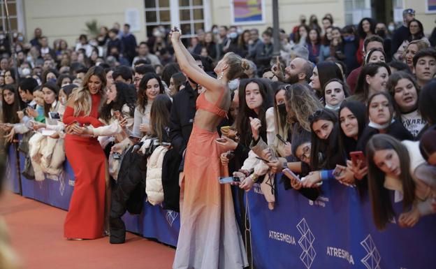An actress takes a selfie with fans. /sur