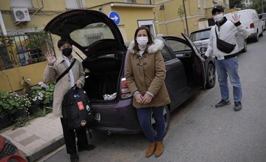 Rocio Ruiz and her Korean passengers, before getting into the car. 