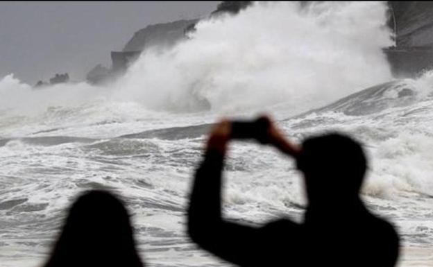 Amber alert: 10-metre-high waves set to batter the Costa del Sol this week