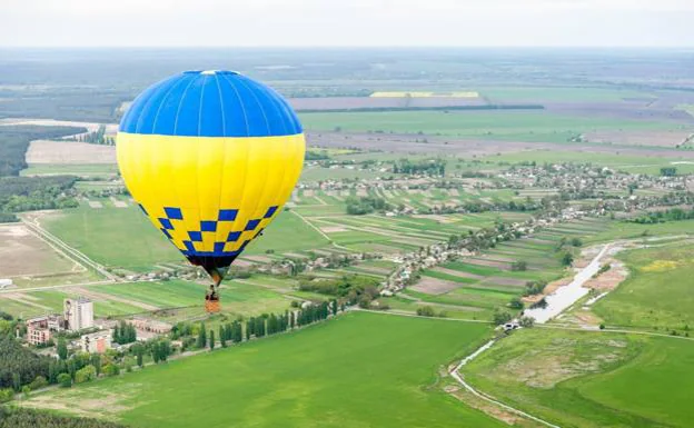 All the money paid for the balloon flights will be donated to the Red Cross in Ukraine. /sur
