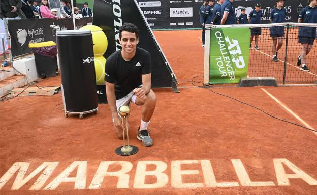 Jaume Munar, with the trophy on the Manolo Santana court. 