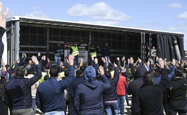 Spain's last striking hauliers call off their protest action, but only "temporarily"