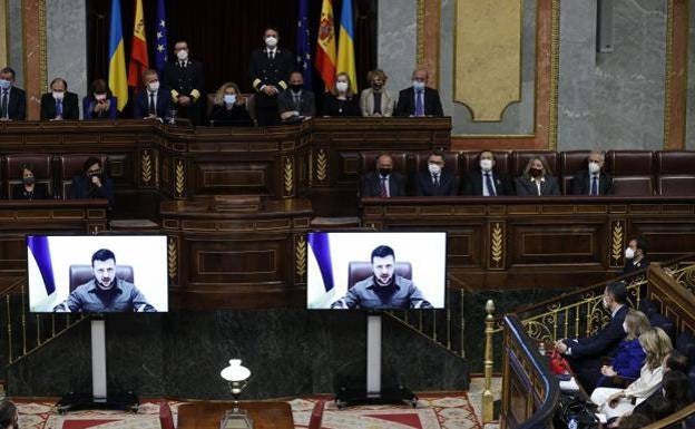 Ukraine's president Zelensky addresses a packed Spanish parliament and alludes to the bombing of Guernica