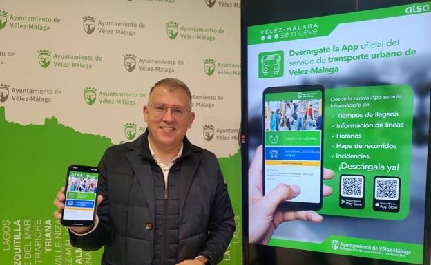 Councillor José María Domínguez shows the new app on his phone /sur