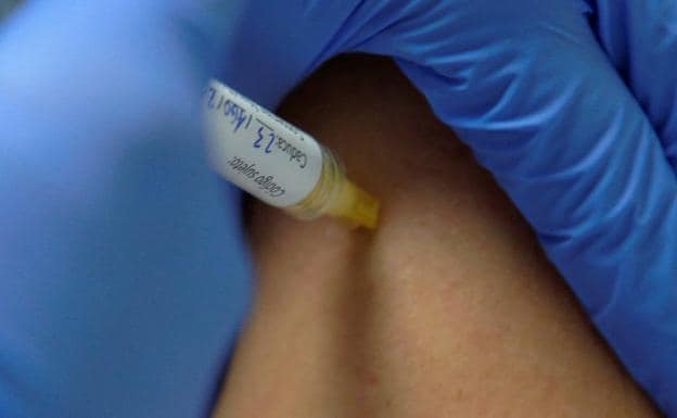 Un voluntario recibe una dosis de la vacuna Hipra. 