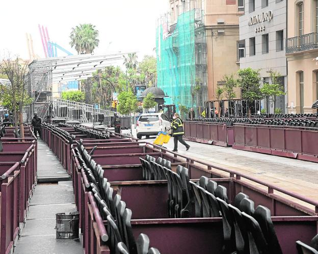 The seating is out in central Malaga for the upcoming processions. / F. SILVA