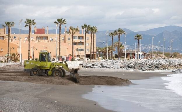 Emergency repair works on the beach at Guadalmar. 