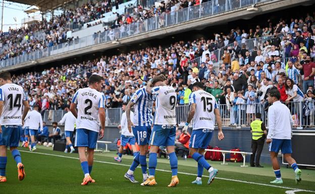 The Malaga players celebrate Vadillo's goal in the game against Real Valladolid. 