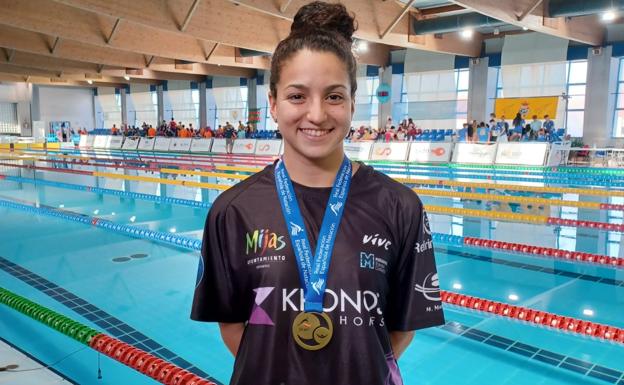 Laura Rodríguez poses with her bronze medal at the Spanish swimming championship. 
