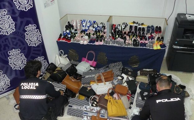 Street vendors arrested and more than a thousand fake items seized in Benalmádena swoops