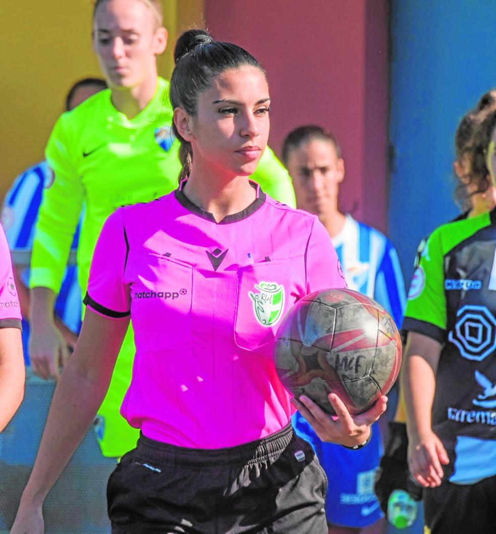Eva Alcaide refereeing during one of this season's games. / BW FOTO