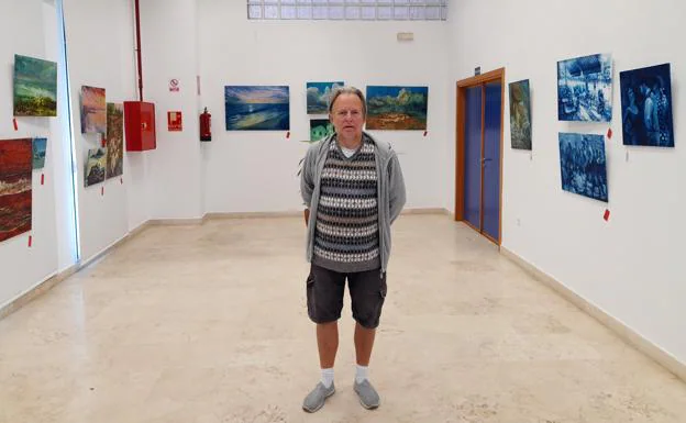 Chris Richford in front of some of his paintings at the Parquesol. 