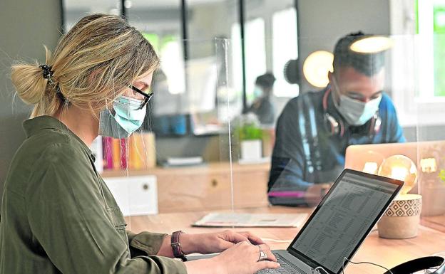 Employers can decide whether masks should be worn in the workplace. /sur