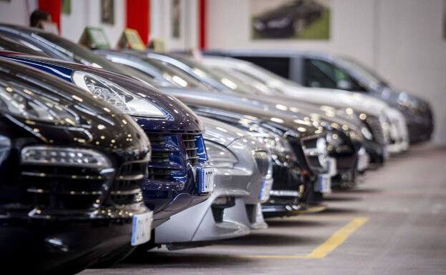 El precio de los automóviles nuevos y usados ​​ha aumentado considerablemente en el último año. 