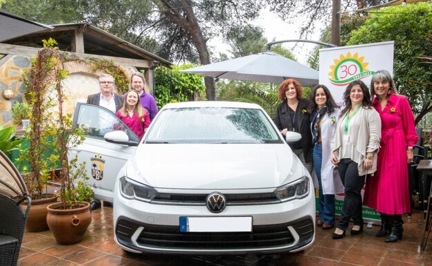 Members of the Marbella Dutch Business Club present the car to Cudeca. 