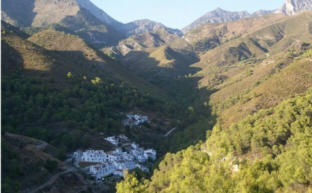 El Azabuez está situado en los Parques Naturales de Sierra Tejeta, Almijara y Alhama, entre Frigiliana y Compta. 