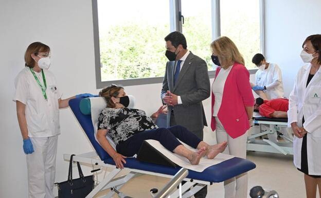 Juanma Moreno and Ángeles Muñoz during their visit to the new health centre on Monday /josele