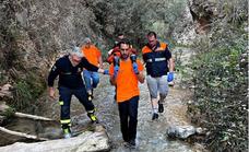 Injured hiker carried 2kms on stretcher after falling at Nerja’s Río Chillar