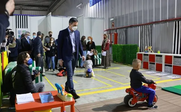 Pedro Sánchez, visiting the games room of the refugee center. 