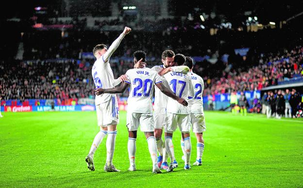 Real Madrid players celebrate scoring against Osasuna. / EP