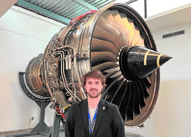 Álvaro Rojas is part of the aircraft development team at Rolls-Royce. / SUR