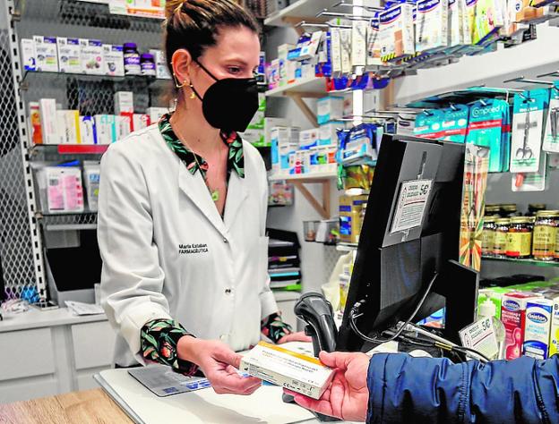 Masks must still be worn in pharmacies by law. / EP