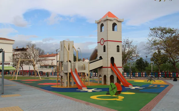 The 335-square-metre park has been inspired mainly by the San Pedro Apóstol church and its bell tower. /SUR