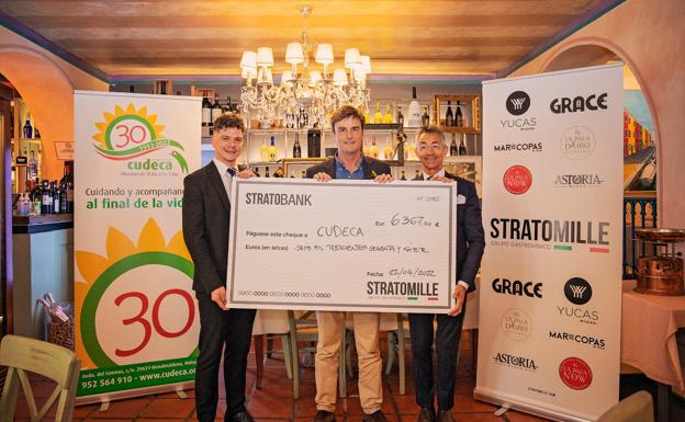Representatives from the Stratomille Group present Cudeca with the cheque. /SUR