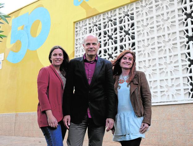 Juan Vicente Vega Expósito (director), with Sara Alarcón Moreno, head of studies (left) and Marta Perles Aguado, secretary. 