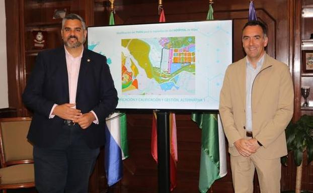 Mayor Josele González and urban planning councillor Andrés Ruiz defend the need for the hospital. /sur