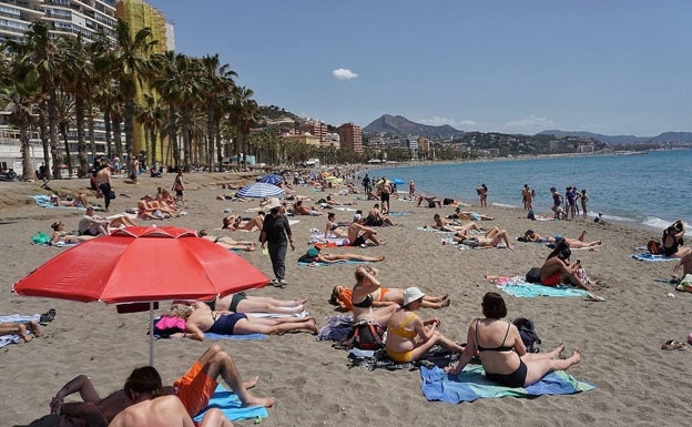 “Summer starts now": ‘Chiringuitos’ packed as sun-seekers flock to the Costa’s beaches