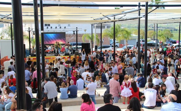 Thousands of visitors enjoyed the daytime feria. /SUR