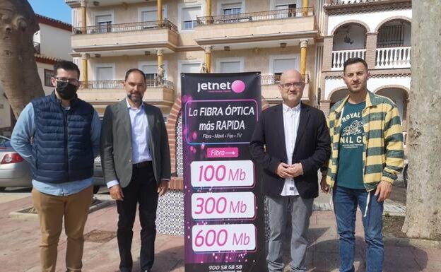 Representatives from Jetnet and Vélez-Málaga town hall in Cajiz on Thursday 
