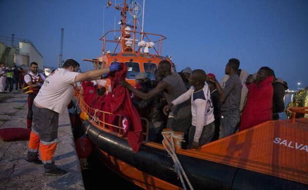 Archive photo of migrants being brought into Malaga by the rescue service. 