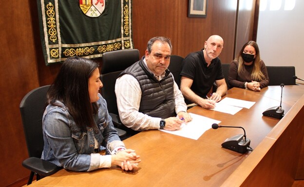 The Mayor of Pizarra (second left) signs new agreement with the Alhaurín el Grande cancer charity. 