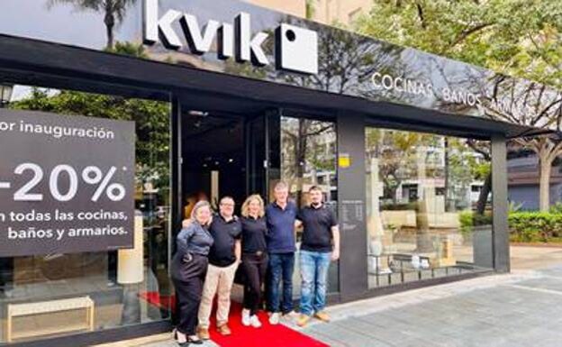 The Kvik team in front of the Marbella store /SUR