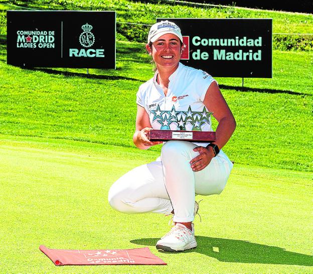 Ana Peláez poses with her trophy after winning in Madrid. / SUR