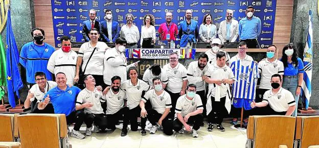 Members of Fundación Malaga, the Genuine team and other club representatives pose together. / MÁLAGA CF