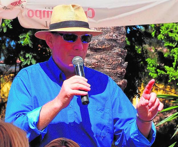 Former racehorse trainer, Nigel Smith, will host his song and story act in Fuengirola next week. 