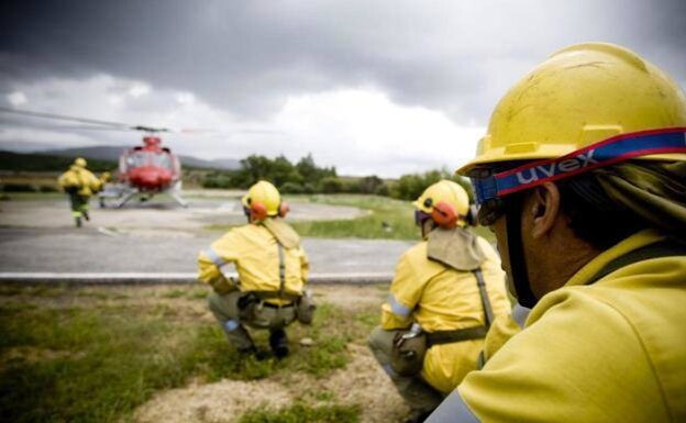 The summer is the busiest time for forest fire fighters. /efe