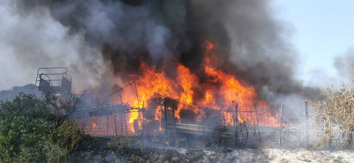Explosions and toxic smoke complicate fire fighting at Malaga scrapyard blaze, which is now controlled
