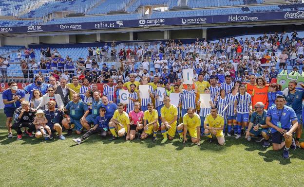 Malaga and Las Palmas Genuine teams pose together after the last game at La Rosaleda. /MALAGACF.COM