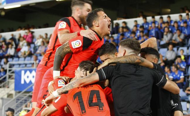 Malaga celebrate scoring the second goal against Tenerife./AGENCIA LOF
